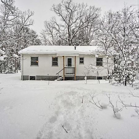 Wooded Twin Lakes Retreat 13 Mi To Lake Michigan! エクステリア 写真