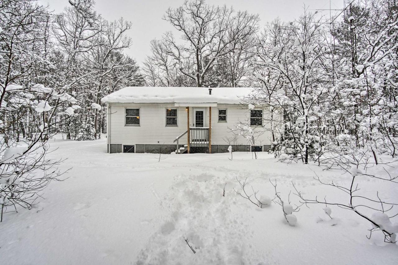 Wooded Twin Lakes Retreat 13 Mi To Lake Michigan! エクステリア 写真