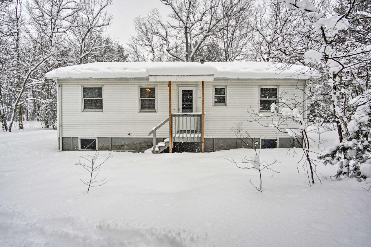 Wooded Twin Lakes Retreat 13 Mi To Lake Michigan! エクステリア 写真