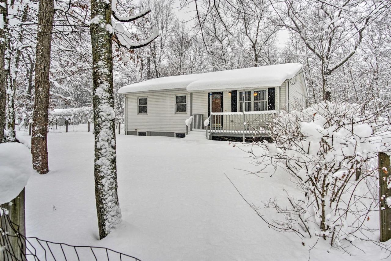 Wooded Twin Lakes Retreat 13 Mi To Lake Michigan! エクステリア 写真